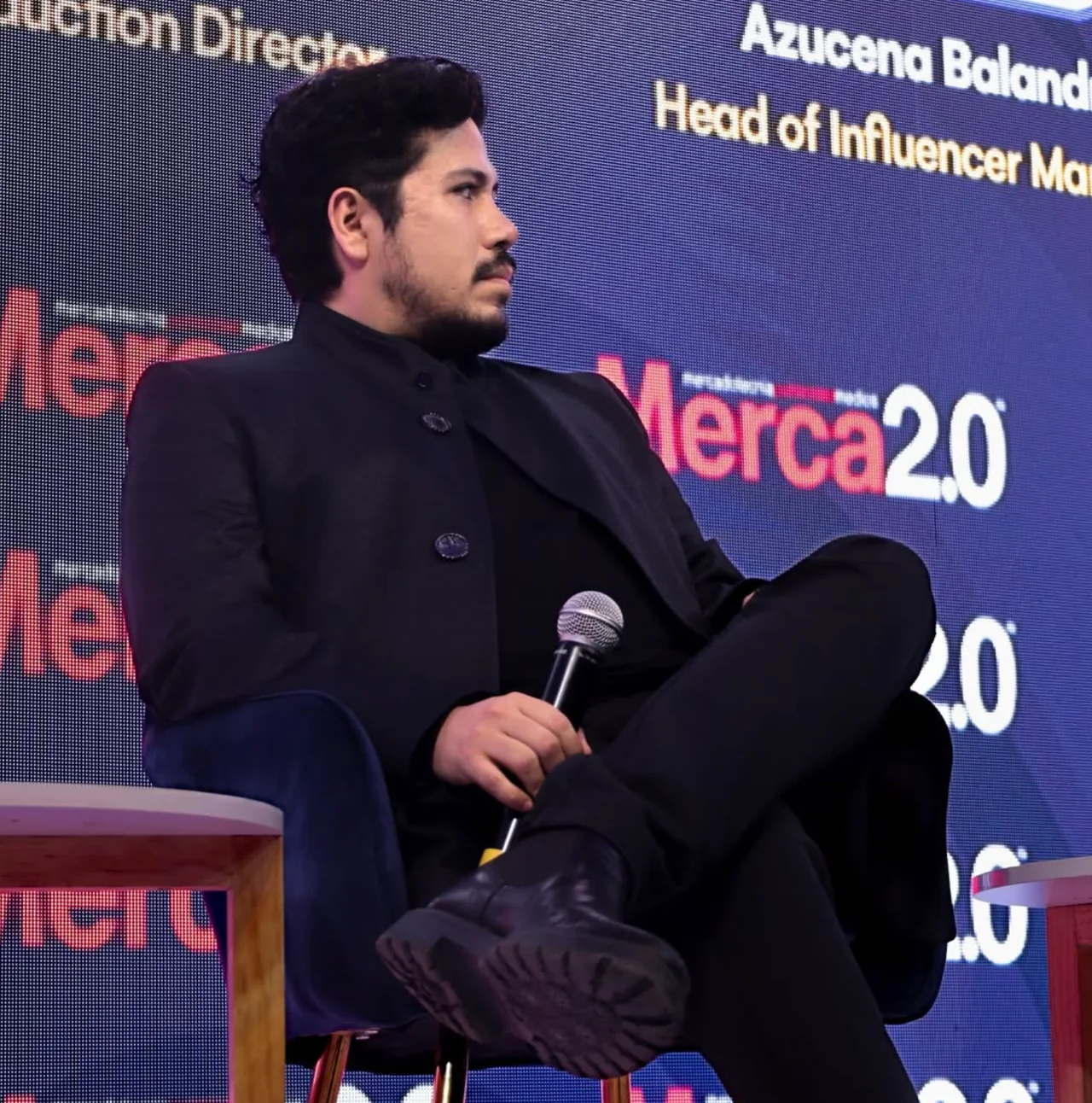 Alexis Soubran holding a microphone on a Merca2.0 panel